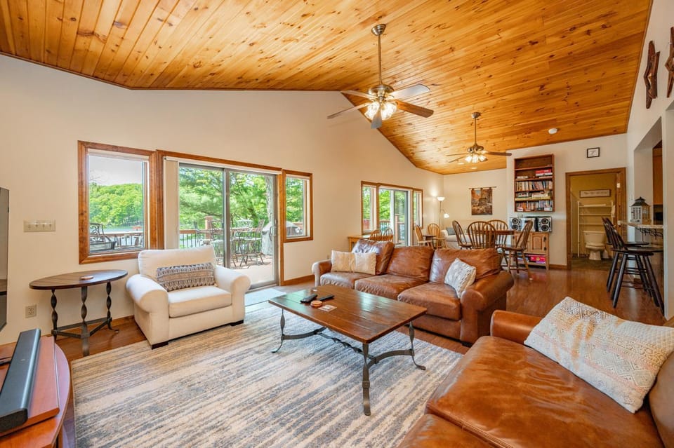 Kiss the Lake by Railey Vacations House in Deep Creek Lake