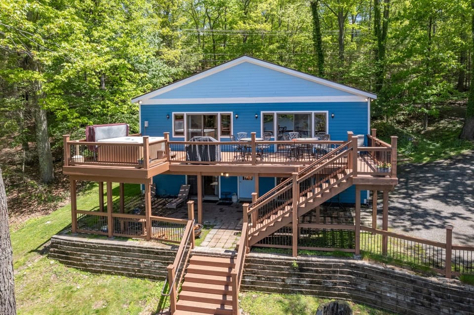 Kiss the Lake by Railey Vacations House in Deep Creek Lake