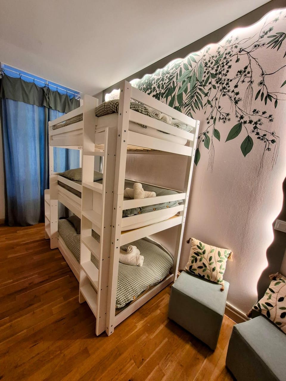 Photo of the whole room, Bedroom, bunk bed