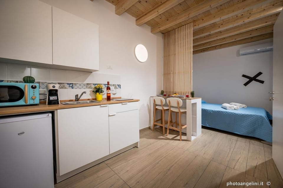 Bed, Coffee/tea facilities, Photo of the whole room, Dining area, stove