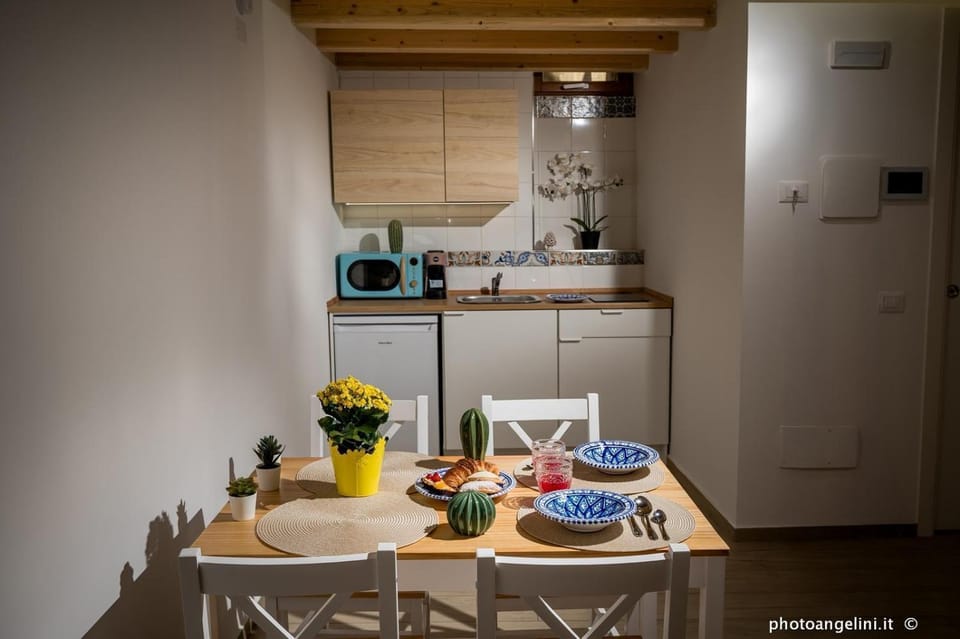 Kitchen or kitchenette, Dining area, minibar, stove