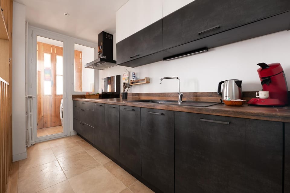 Coffee/tea facilities, Kitchen or kitchenette, stove