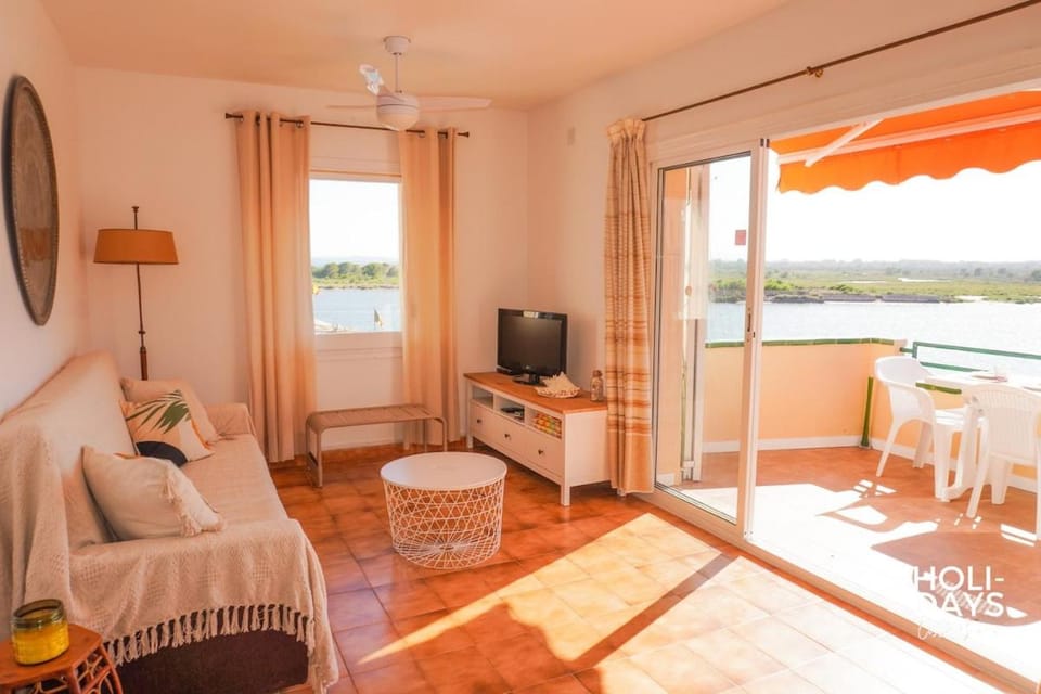 Day, Natural landscape, TV and multimedia, View (from property/room), Balcony/Terrace, Photo of the whole room, Seating area, Lake view, River view