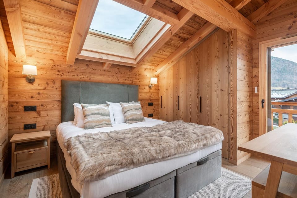 Bed, Photo of the whole room, Bedroom, Mountain view