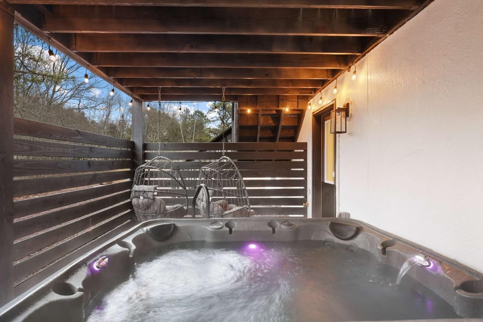 Moon Mtn Manor Sleeps 16 Karaoke Hot Tub House in Pocono Mountains