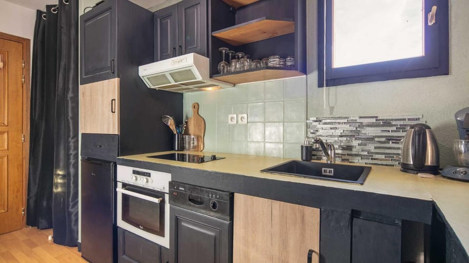 Kitchen or kitchenette