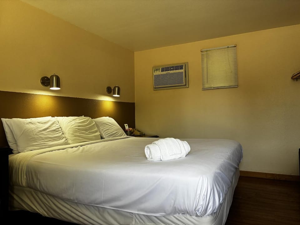 Bed, Photo of the whole room, Bedroom, towels, air conditioner