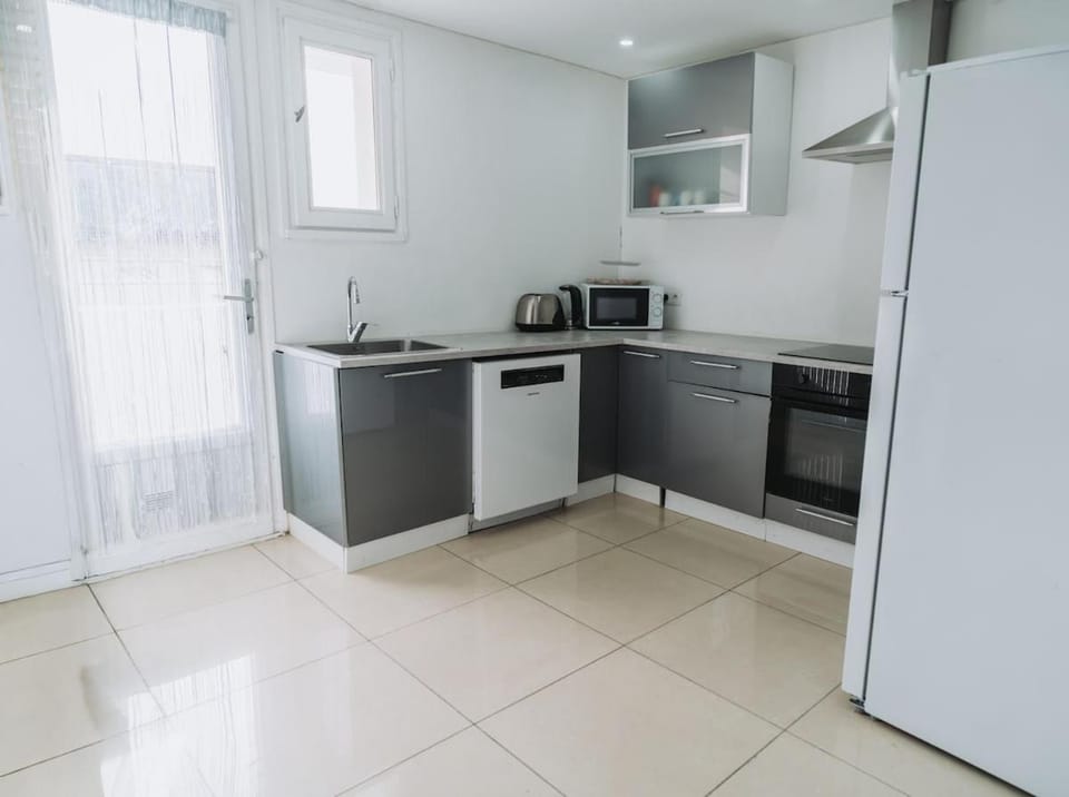 Kitchen or kitchenette, dishwasher, oven, stove