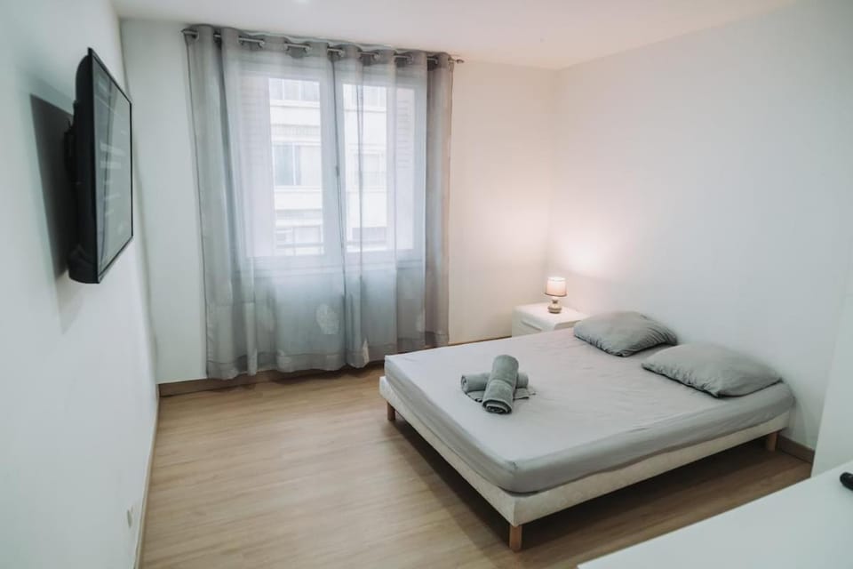 Bed, TV and multimedia, Bedroom, towels