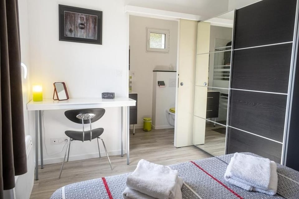 Photo of the whole room, Bedroom