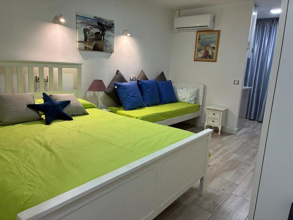 Bed, Photo of the whole room, Bedroom, air conditioner