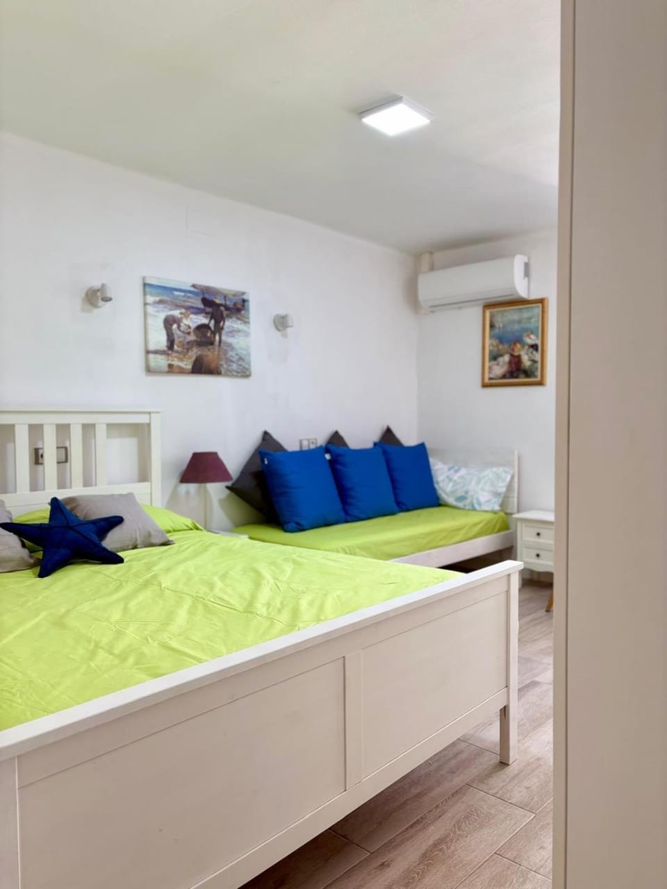 Bed, Living room, Photo of the whole room, Bedroom