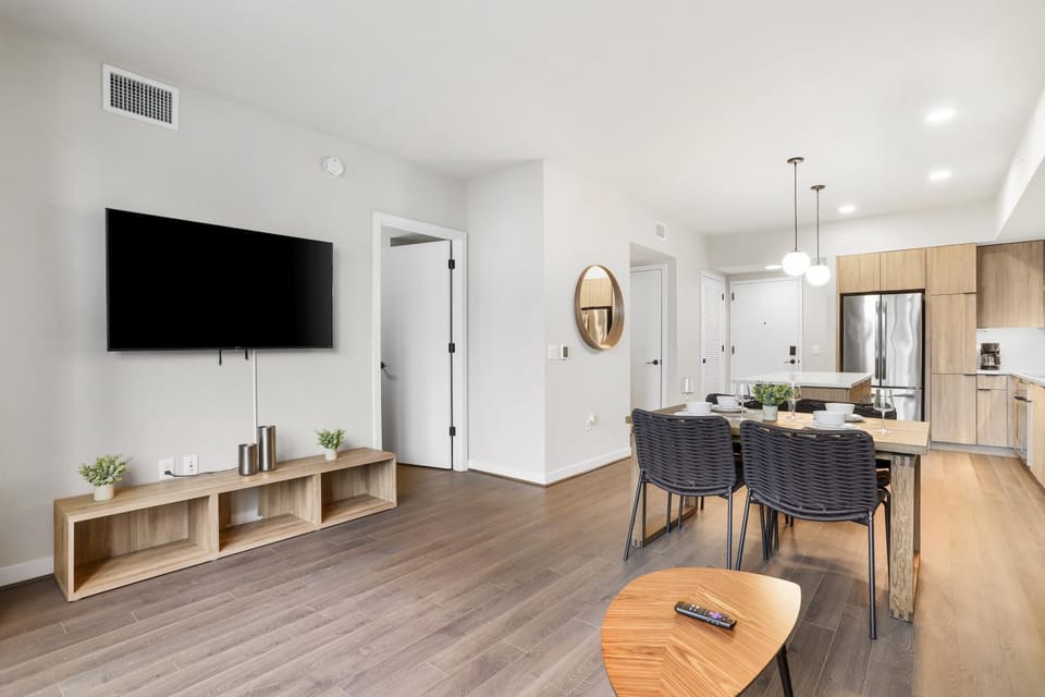 TV and multimedia, Living room, Seating area, Dining area