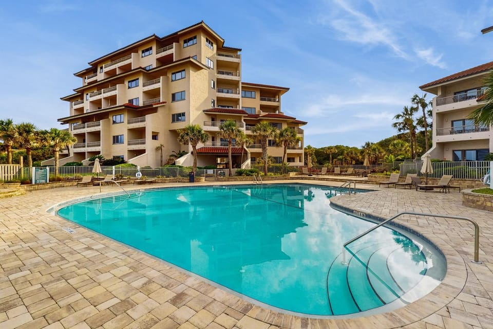 Property building, Day, Swimming pool, sunbed