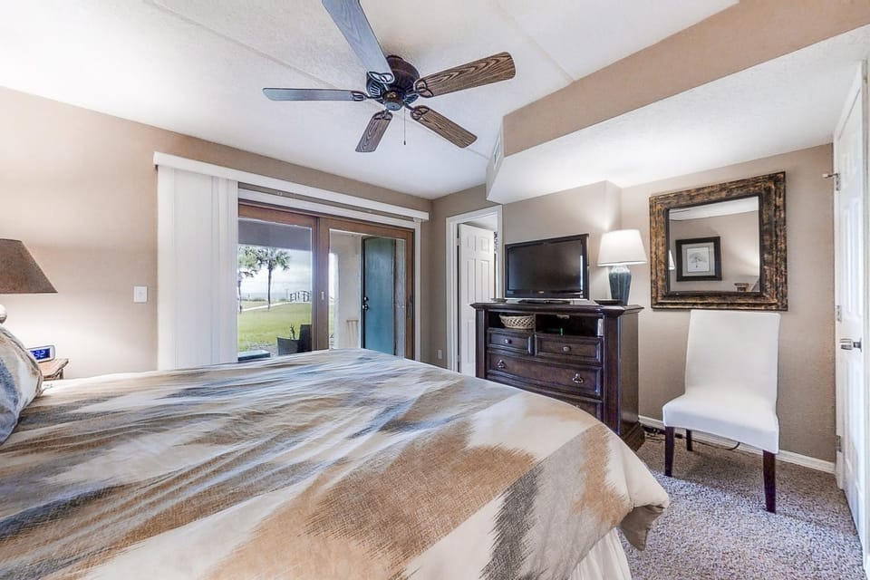 Bed, TV and multimedia, Bedroom