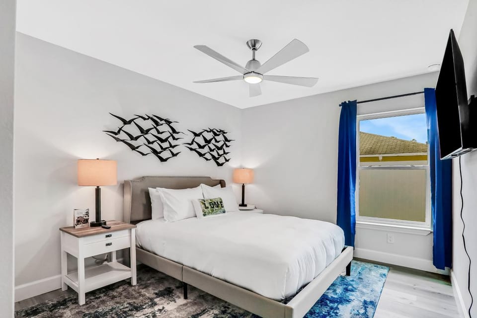 Bed, TV and multimedia, Bedroom