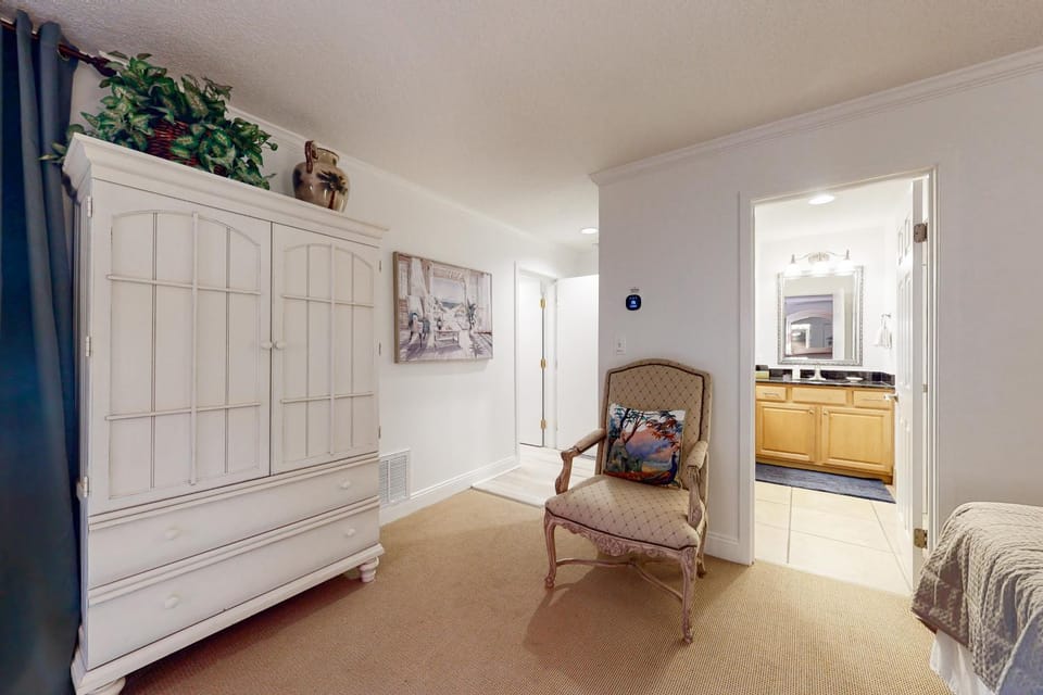 Bed, Living room, Seating area