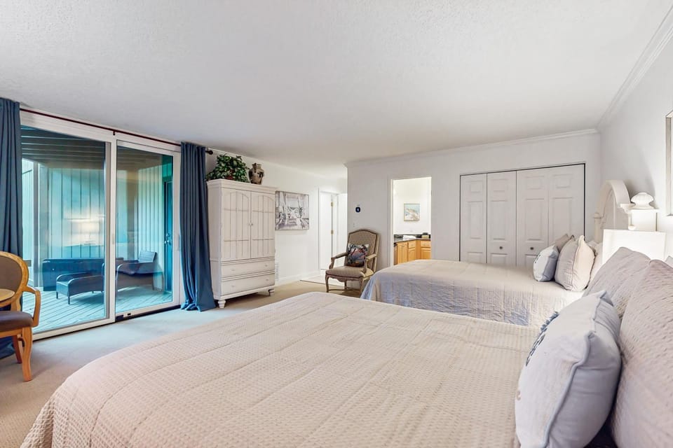 Bed, Photo of the whole room, Seating area, Bedroom
