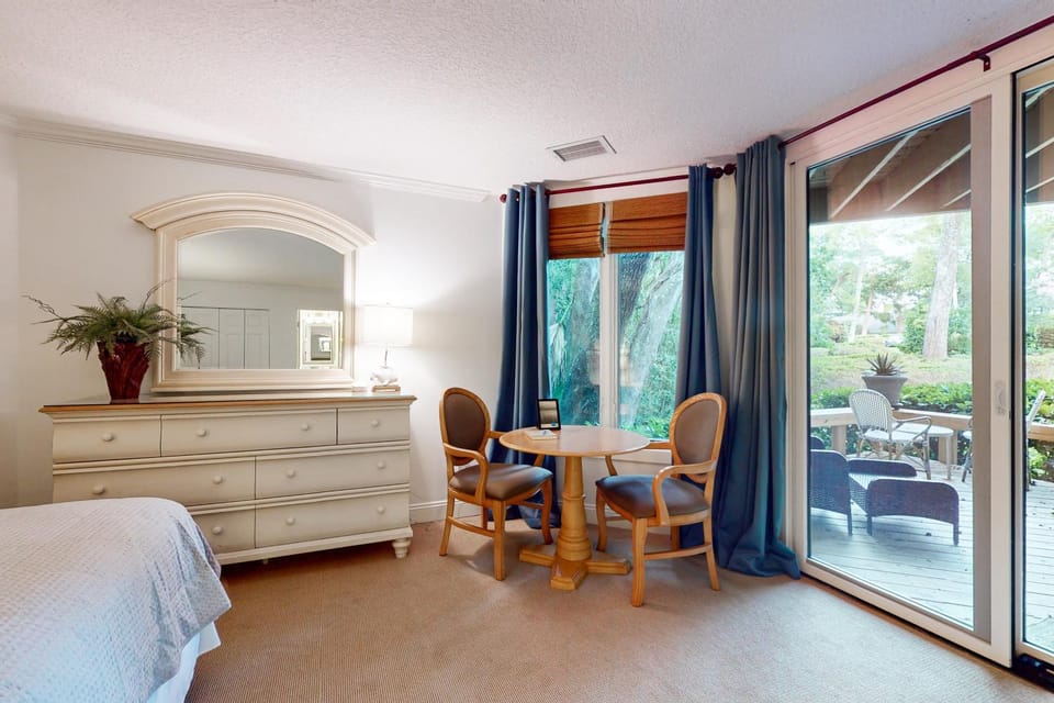 Bed, Seating area, Dining area, Bedroom