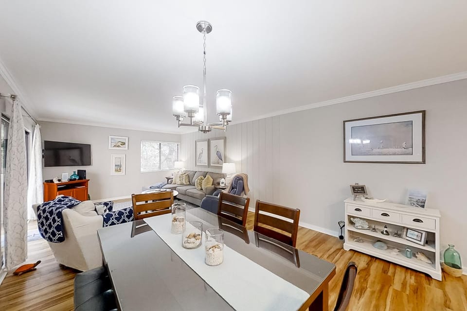 TV and multimedia, Kitchen or kitchenette, Living room, Seating area, Dining area