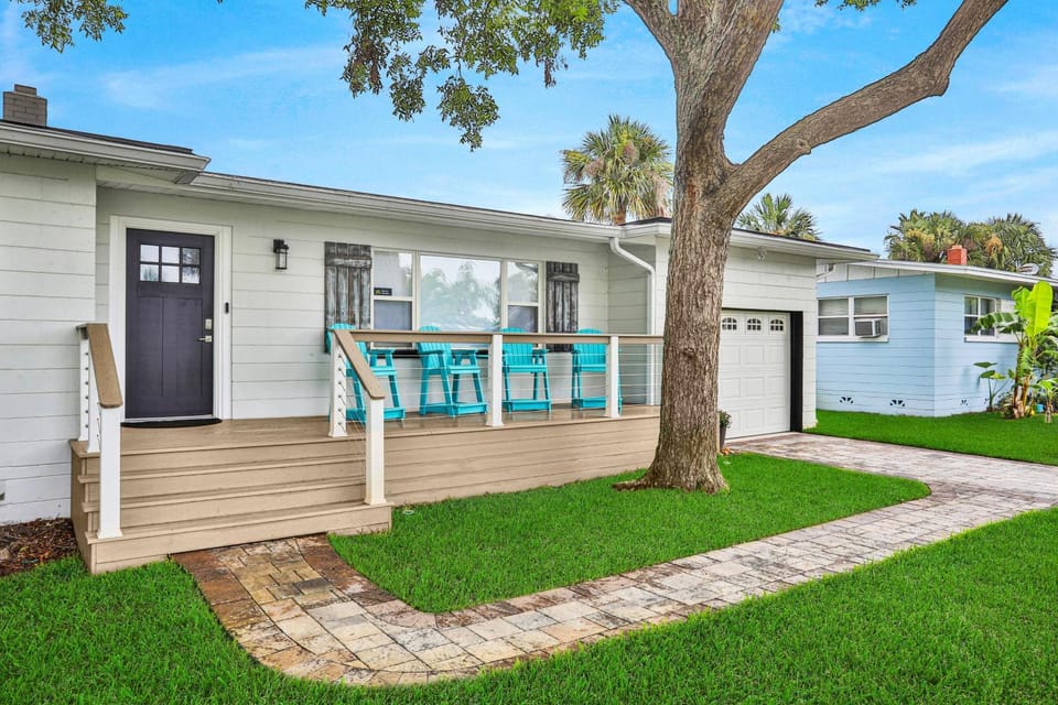 Property building, Patio, Day, Garden