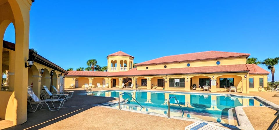 Property building, Day, Swimming pool
