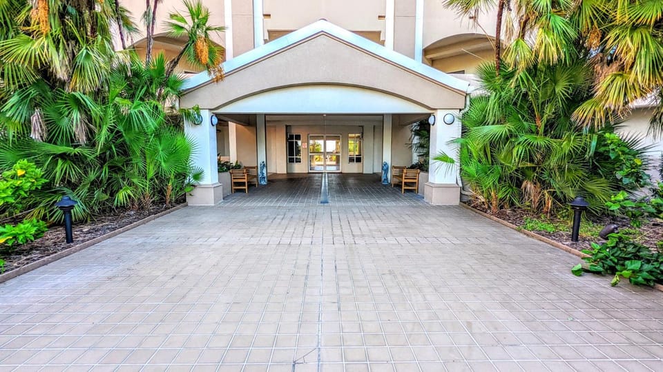 Property building, Facade/entrance, Day