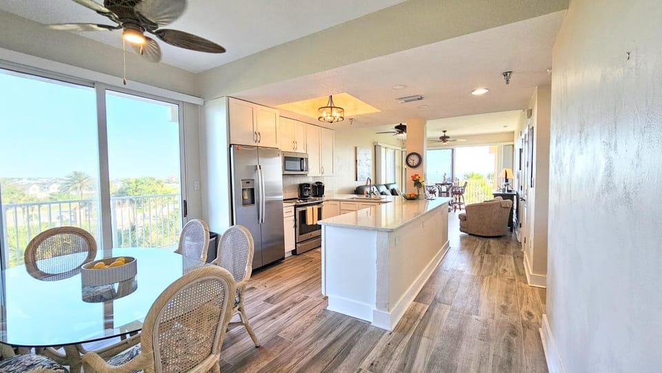 Coffee/tea facilities, Kitchen or kitchenette, Seating area, Dining area, oven