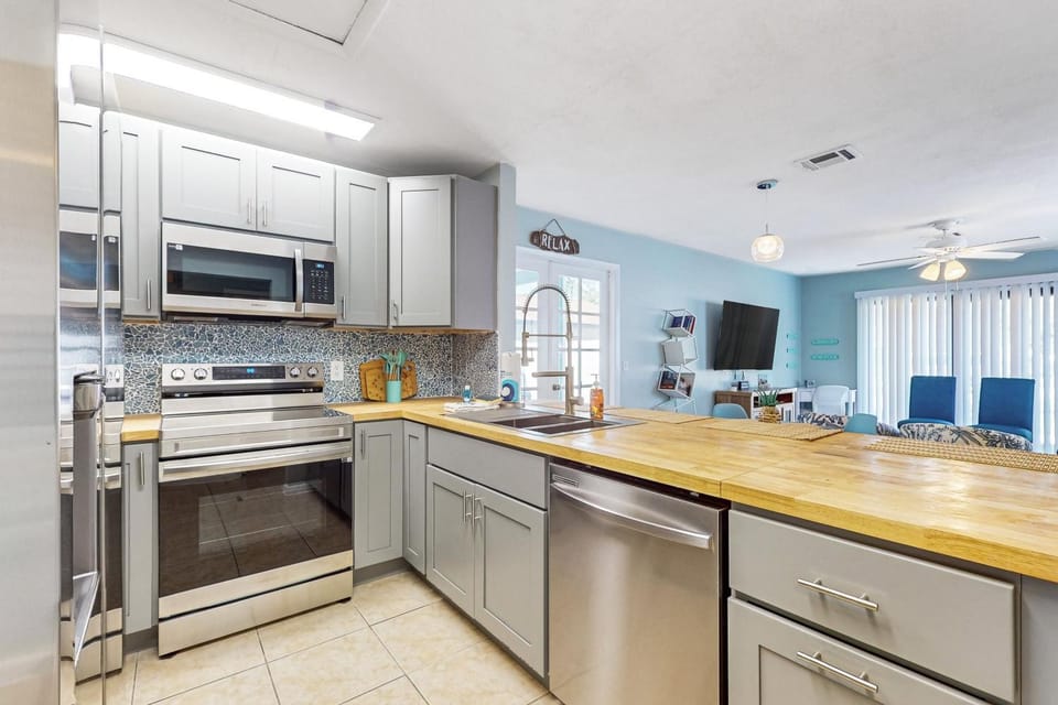 Coffee/tea facilities, Kitchen or kitchenette, oven, stove, kitchen