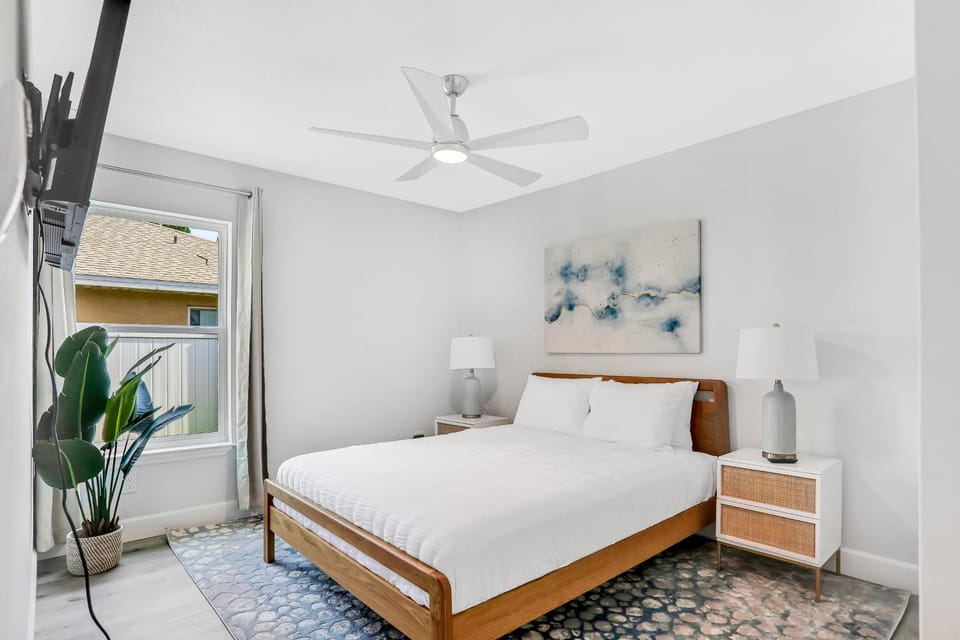 Bed, TV and multimedia, Bedroom