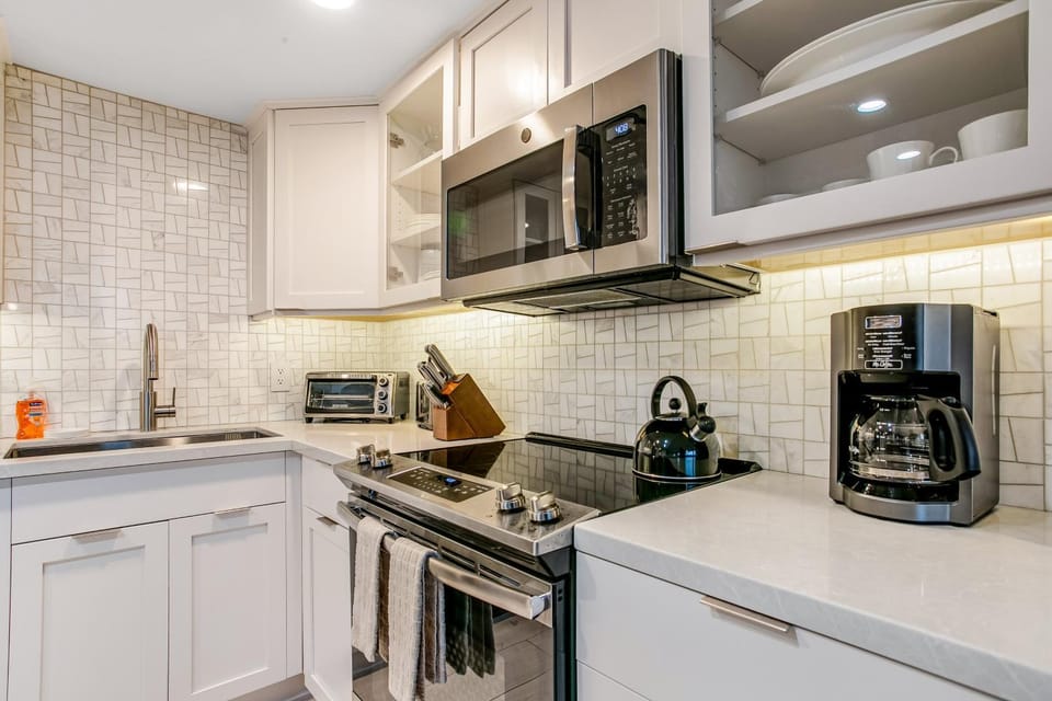 Coffee/tea facilities, Kitchen or kitchenette, oven, stove