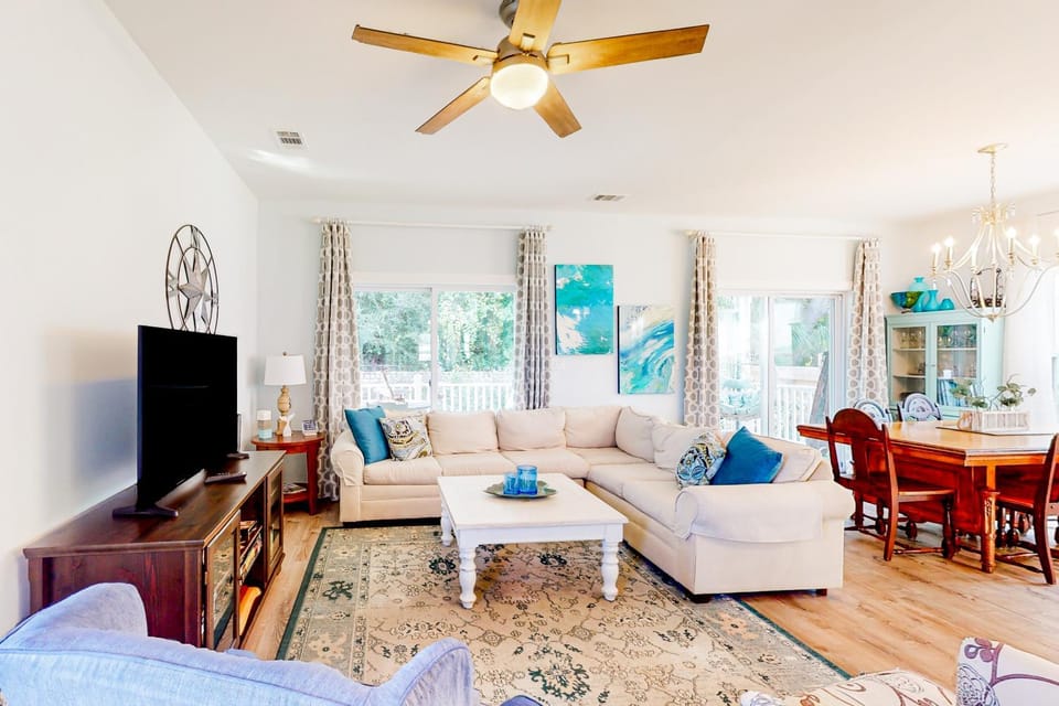 TV and multimedia, Living room, Seating area, Dining area
