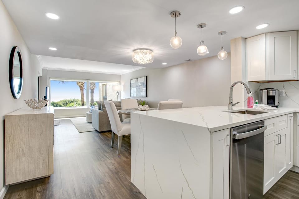 Coffee/tea facilities, Kitchen or kitchenette, Dining area, dishwasher, stove