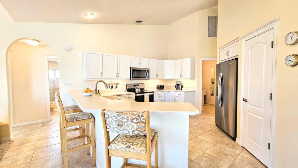 Coffee/tea facilities, Kitchen or kitchenette, oven, kitchen