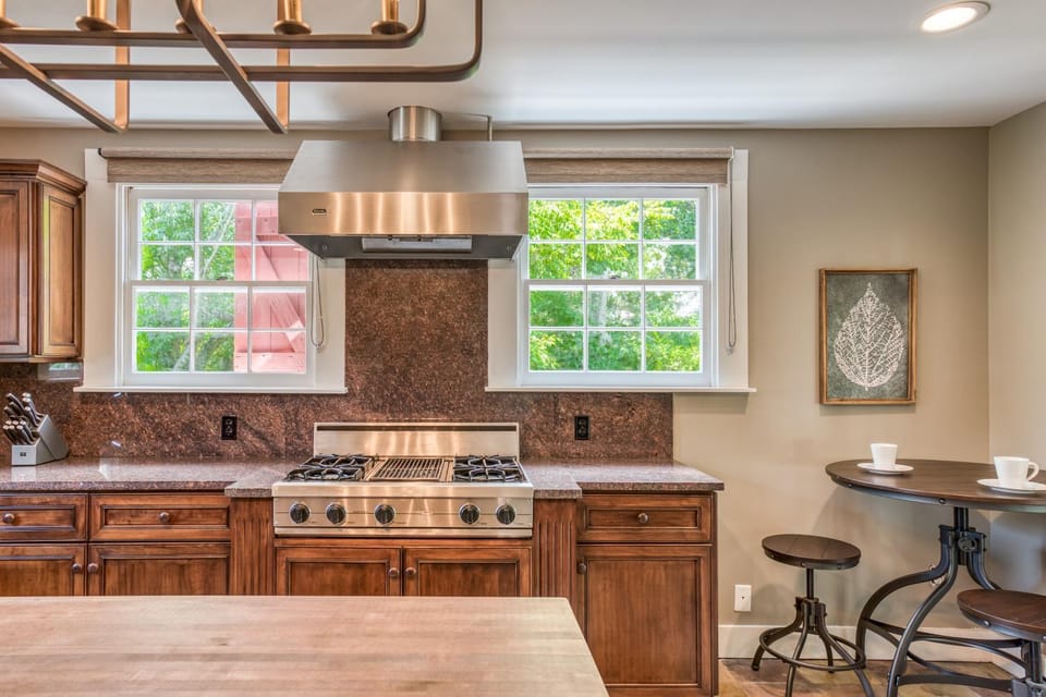 Kitchen or kitchenette, Dining area, stove