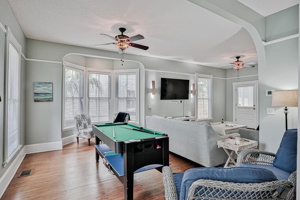 Billiard, TV and multimedia, Living room, Seating area