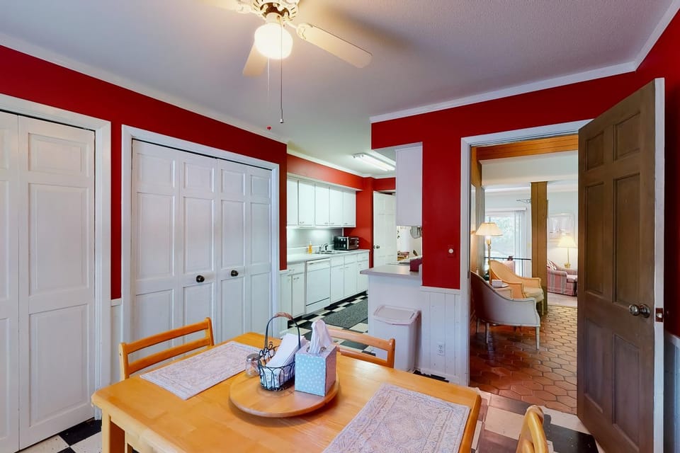 Seating area, Dining area