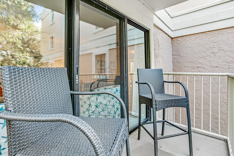 Facade/entrance, Day, Balcony/Terrace, Seating area