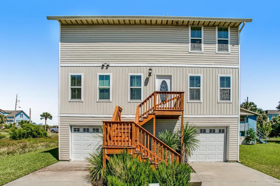 Property building, Facade/entrance, Spring, Day