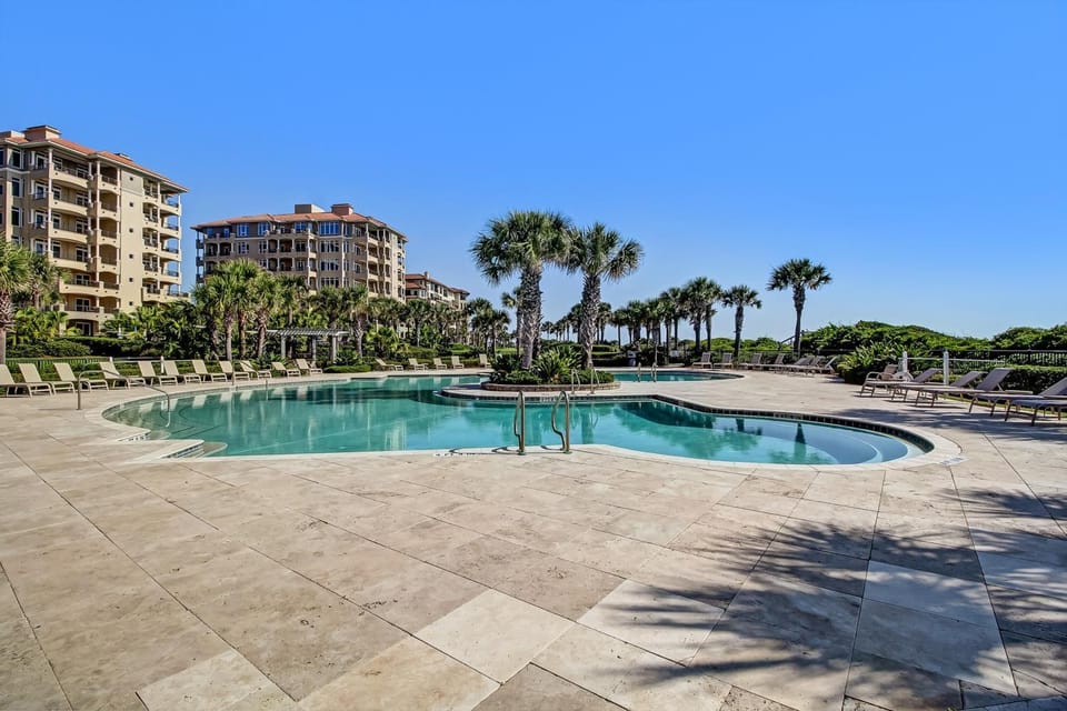 Property building, Day, Pool view, Swimming pool, sunbed
