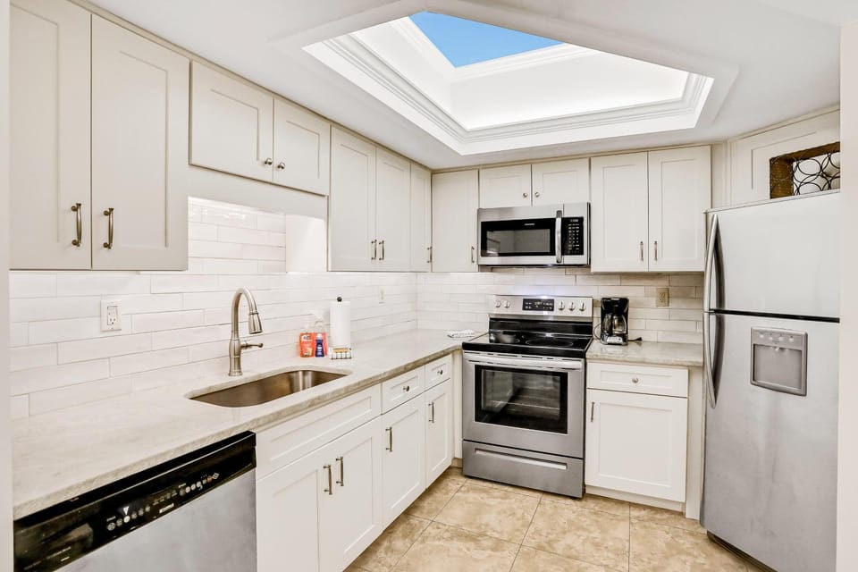 Coffee/tea facilities, Kitchen or kitchenette, stove, kitchen