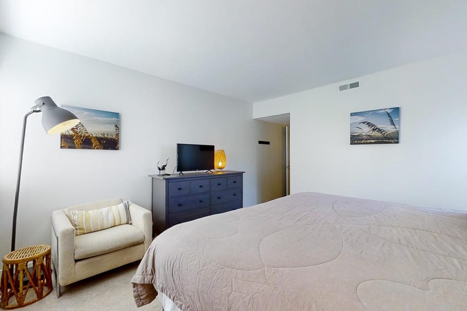Bed, TV and multimedia, Bedroom
