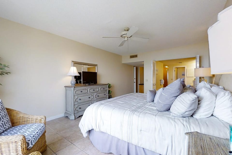 Bed, TV and multimedia, Seating area, Bedroom