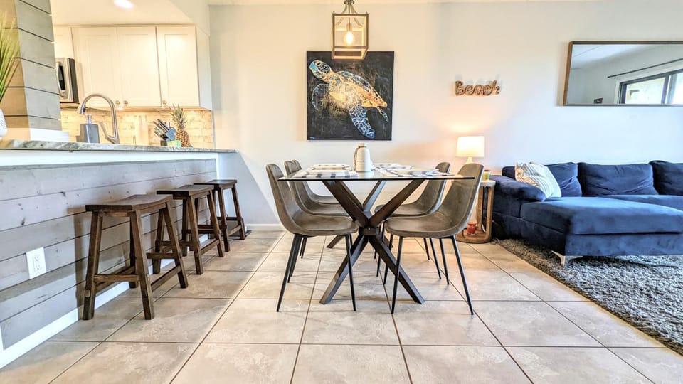 Kitchen or kitchenette, Living room, Seating area, Dining area