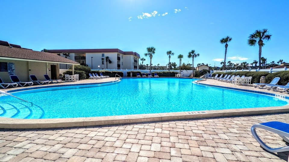 Property building, Day, Pool view, Swimming pool, Swimming pool, sunbed