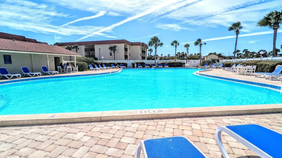 Property building, Day, Pool view, Swimming pool, Swimming pool, sunbed