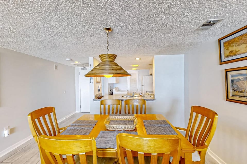 Kitchen or kitchenette, Seating area, Dining area