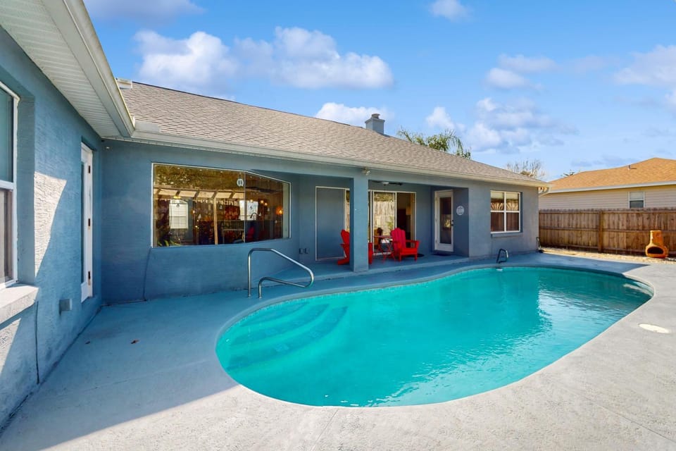 Property building, Day, Swimming pool, Swimming pool