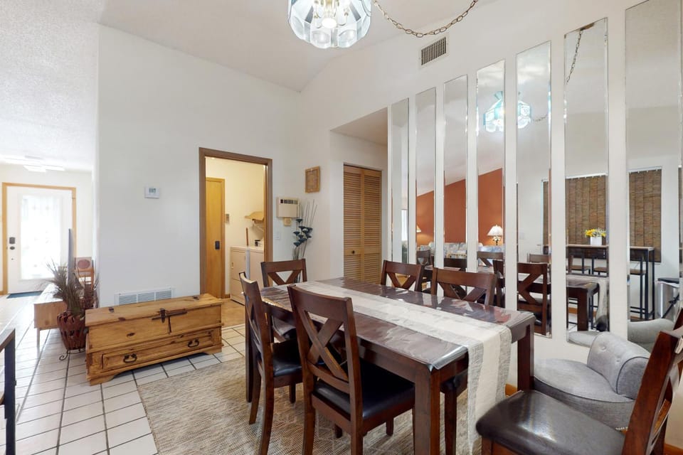 Coffee/tea facilities, Kitchen or kitchenette, Seating area, Dining area
