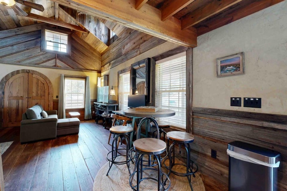 TV and multimedia, Seating area, Dining area